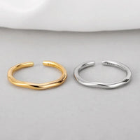 ミニマルワイヤーフープピアス