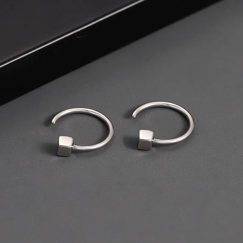 ミニマルスクエアフープピアス